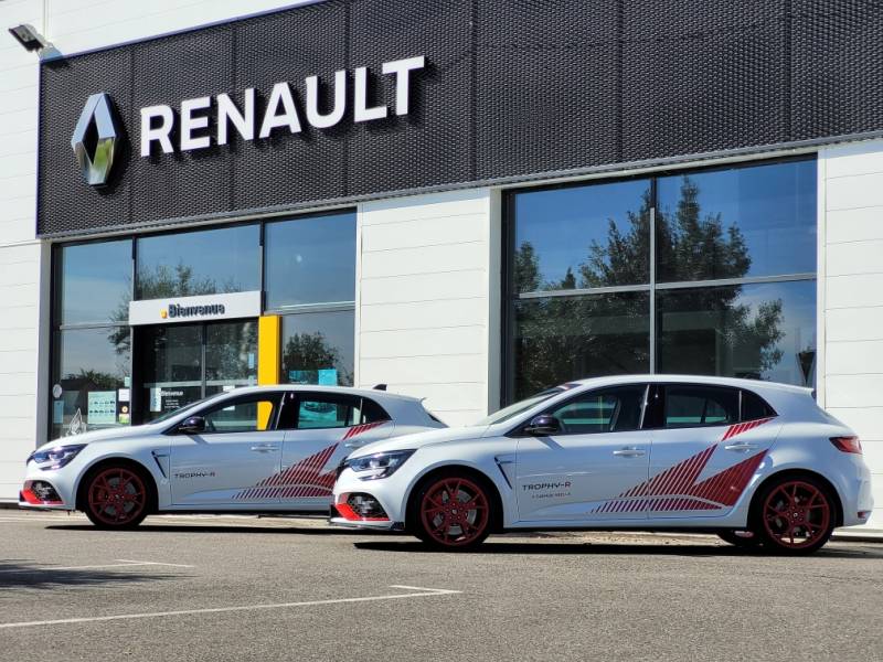 Recherche personnalisée de véhicules Renault Sport.